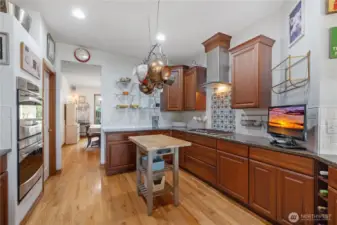 Gorgeous Chef's kitchen-notice the double oven.