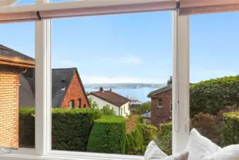 This house is set up high, for more light and view and a nice feeling of privacy.