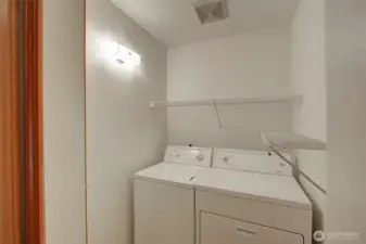 Enjoy the separate utility Room, close the door and keep this space out of sight.