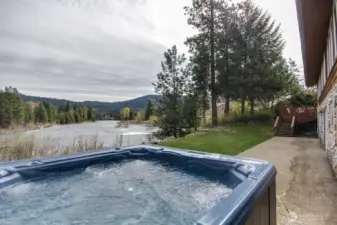 Unwind in the hot tub while listening to the river flow—an ideal way to end any mountain day.