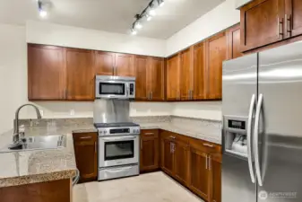 Cooks will love the granite/stainless kitchen with plenty of cupboard & counter space.