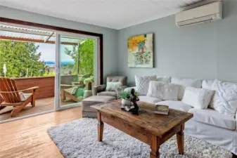 ~opens to covered porch
