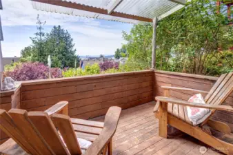 ~covered porch w/view