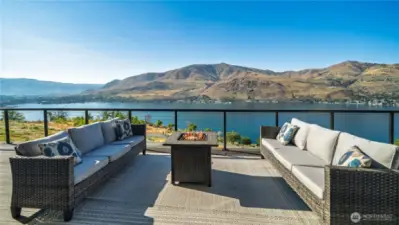 Welcome to the front row at The Lookout! Unobstructed views of beautiful Lake Chelan, the gorgeous Chelan Butte and the town.
