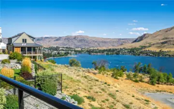 You'll love the naturscape here, too! Owners regularly see mule deer sleeping under the trees away from the sun and little families of quail running across the path to the waterfront. Throughout the year you will see bald eagles and red tail hawks soaringat eye level at the beginning and end of the day.