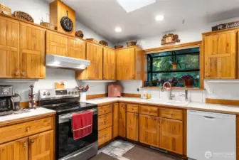 Glasstop range, ample cabinetry