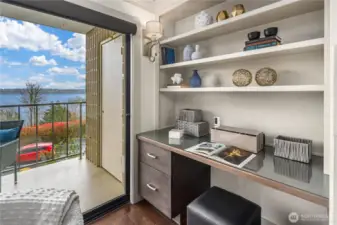 Convenient built-in desk