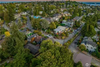 Nestled on a leafy bend atop Queen Anne Hill, the home enjoys both seclusion and walkability—steps to Macrina Bakery, Ken’s Market, Good Society Brewery, Trader Joe’s, Metropolitan Market, Whole Foods, and near Interbay Golf Course.