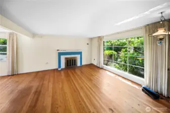 Great large winbdow in to be your new great room wiht oepn floorplan