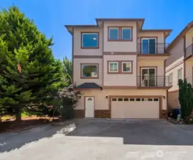 2012 quality-built home in 4-unit self-managed HOA in the heart of Issaquah: short walk to Gillman Village, Front Street, park and more.