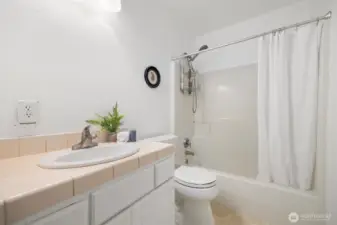 Upstairs full bathroom.