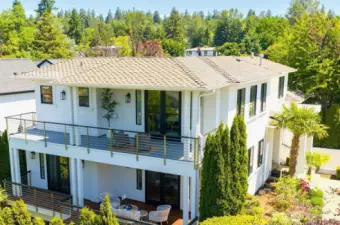 Refined living nestled in the heart of East of Market, Kirkland! Custom built residence for the modern lifestyle! Perfectly located just 4 blocks to Downtown Kirkland and 3 blocks to Peter Kirk Elementary!