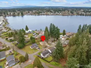 Aerial view of the home and its proximity to the lake.