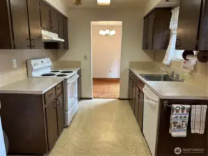 Bright kitchen w/ eating space