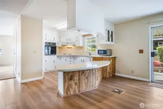 The handy breakfast bar is perfect for a quick meal or visiting with the chef!