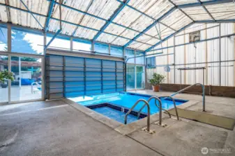 Relax in the hot tub or sauna!