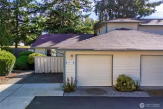 End-unit 2bd/1.75ba townhouse in desirable Kent Shires — rare privacy and peaceful cul-de-sac location
