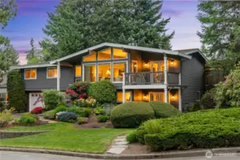 Located just minutes to downtown Bellevue, I-90, and near Lattawood Park. Award winning Bellevue School district.