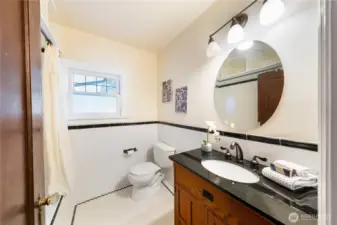 Main Floor full guest bath.