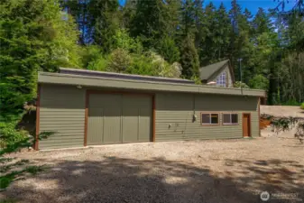 1400 sf garage w/ toilet/sink. Parking for 2 cars & tons of storage or work space.