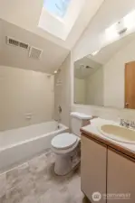 Upstairs Full Bathroom