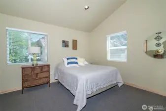 Nice size Main bedroom with high ceilings and lots of light. Big closet as well.
