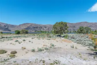 Here is the path to the best sandy beach in Sunland. This is located in front of the house, and this is PUD property, but you can use it anytime!