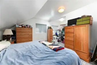 Spacious primary upstairs~