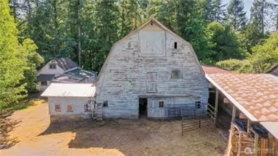 Must see the size of this barn~