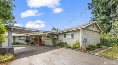 Wrap around driveway at house entrance