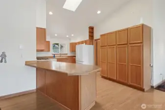 Well situated kitchen features peninsula with eating space