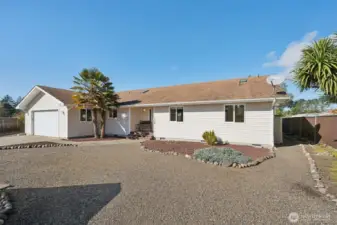 Mature landscaping truly brings in those coastal vibes