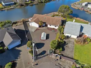 Property situated in a cut-de-sac, taking advantage of the 160+ sf of waterfrontage