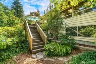 Access to the yard from the back deck