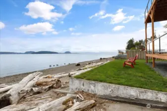 This is why you live here.  Practically no bank waterfront.  Picture yourself walking the beach or launching your boat ,paddle boards or Kayaks. Or you could just sit back and sip your favorite beverage taking in the gorgeous view.