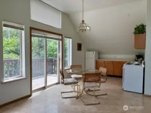 Carriage House Living Room w/Kitchenette & 2 Bedrooms