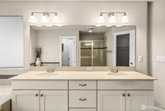 Primary en suite bath