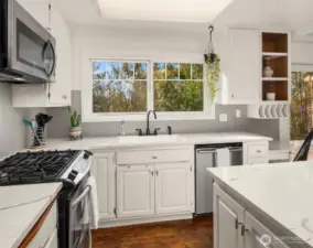 White Kitchen w Quartz Counters