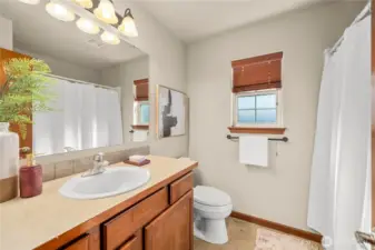 Upstairs full hall bath