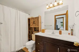Main bathroom, large vanity, full tub + shower