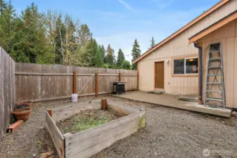 This side is off the kitchen/dining area -- one door leads out from kitchen, slider leads out from dining room