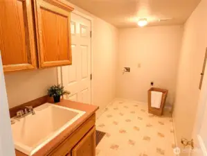 Large laundry room with sink access to the garage