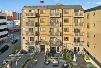 Community deck and room to entertain / BBQ