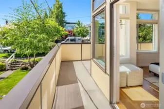Living room wrap-around deck