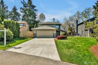 1991 Craftsmanship with the Style of 2025.  1920 Sq. Ft. 3 Bedrooms, 2 1/2 baths, Living Room, Family Room, Den and A Beauitiful Kitchen