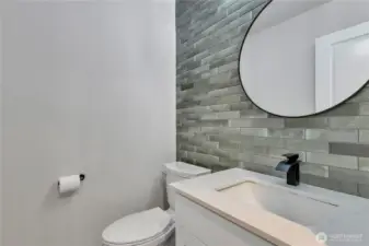 Main level 1/2 bath