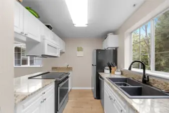 Kitchen w/ updated granite countertops