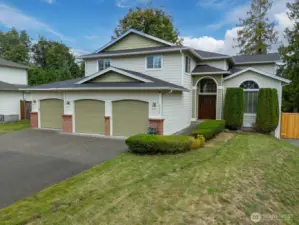 Massive 3-bay garage with plenty of parking at the end of a quiet cul de sac.