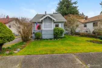 Off street parking and ample street parking. Access to downtown or public transportation is seamless. Cute enclosed front porch can be used for keeping your shoes or coats dry.