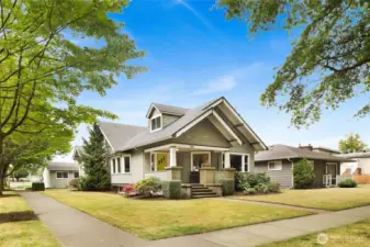 Iconic Front Street living! Imagine sipping coffee from your rocking chair on the front porch, shaded by the stately pin oaks that line the street!